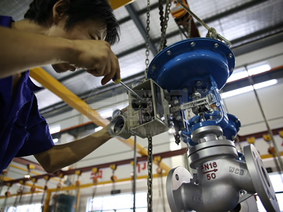 技术人员调节阀门